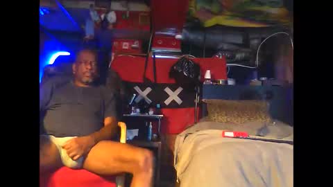 Snapshot of blowfly chatting on November 25, 5:13 pm BLOWFLY online show from November 25, 5:13 pm