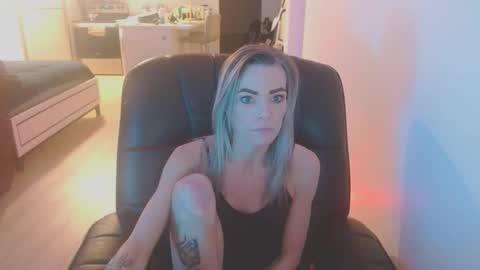 Snapshot of blue_eyed_foxxxx chatting on March 3, 8:31 am blue eyed foxxxx online show from March 3, 8:31 am