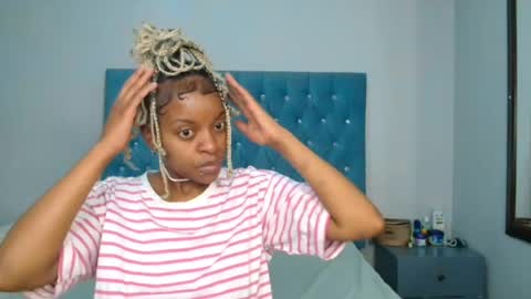 Snapshot of bluedi622952 chatting on June 22, 6:32 am Tee online show from June 22, 6:32 am