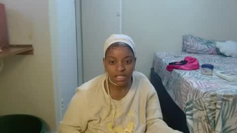 Snapshot of bluedi622952 chatting on July 5, 8:21 am Tee online show from July 5, 8:21 am