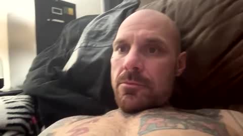 Snapshot of bodyart85_19 chatting on December 23, 1:35 pm Bodyart85 19 online show from December 23, 1:35 pm