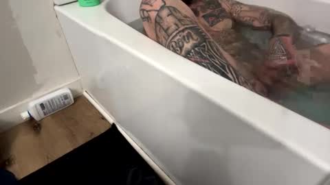 Snapshot of bodyart85_19 chatting on January 31, 12:18 pm Bodyart85 19 online show from January 31, 12:18 pm