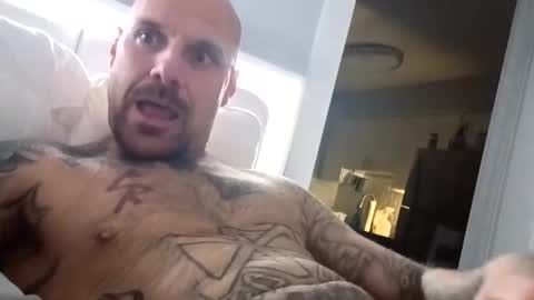 Snapshot of bodyart85_19 chatting on October 30, 1:29 am Bodyart85 19 online show from October 30, 1:29 am