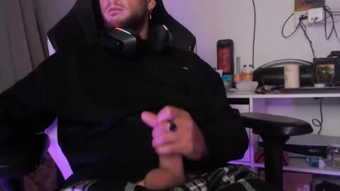 Snapshot of bodyking69 chatting on January 18, 6:32 pm bodyking69 online show from January 18, 6:32 pm