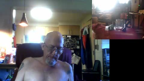 Snapshot of bongfellatio chatting on June 21, 8:55 pm Bong Fellatio online show from June 21, 8:55 pm