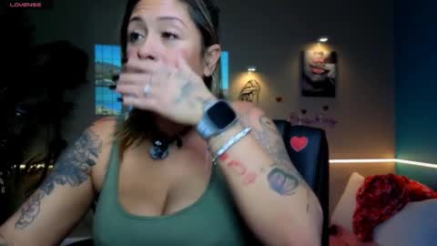 Snapshot of bossyroxy84 chatting on February 25, 12:42 am bossyroxy84 online show from February 25, 12:42 am