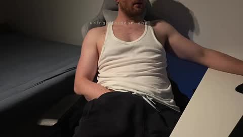 Snapshot of bottomtsinner chatting on April 18, 10:21 pm bottomtsinner online show from April 18, 10:21 pm