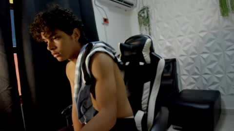boy_king28 online show from June 27, 2:23 pm