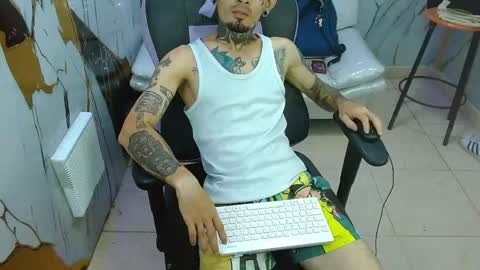 boy_tatto77 online show from May 20, 2:23 pm