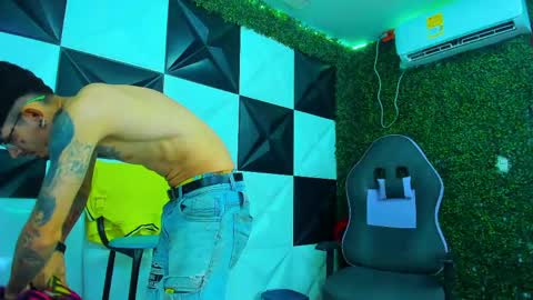 boy_tatto77 online show from May 21, 3:08 pm