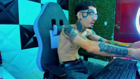 boy_tatto77 online show from May 27, 12:02 pm