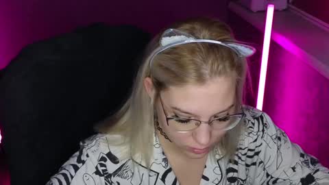 Snapshot of brandy__stars chatting on December 21, 2:09 am Belle online show from December 21, 2:09 am