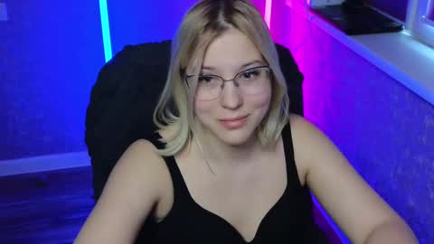 Snapshot of brandy__stars chatting on February 27, 5:13 am Belle online show from February 27, 5:13 am