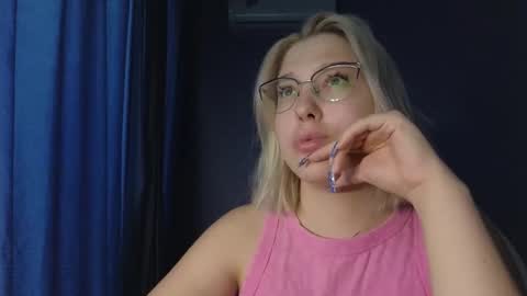 Snapshot of brandy__stars chatting on October 2, 9:27 am Belle online show from October 2, 9:27 am