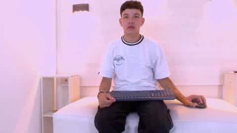 Snapshot of bratt_sanderz chatting on March 2, 12:34 pm Bratt Sanderz online show from March 2, 12:34 pm