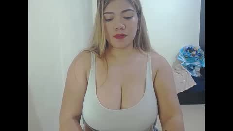 Snapshot of briana_lovexx chatting on May 29, 1:53 pm Briana online show from May 29, 1:53 pm