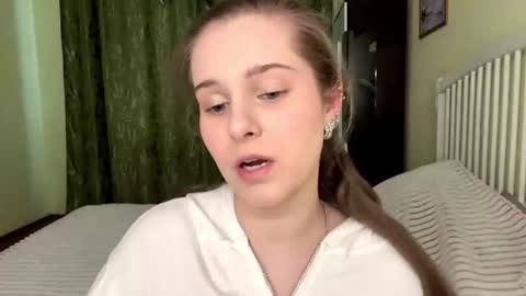 brielleroberts online show from March 17, 8:06 am