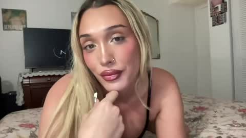 Snapshot of briiiibaby01 chatting on July 10, 1:21 am bri online show from July 10, 1:21 am