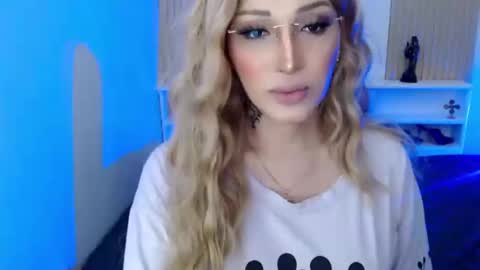 Snapshot of brinnababe_01 chatting on January 27, 3:15 am brinna online show from January 27, 3:15 am