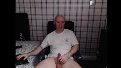 Snapshot of britguy_uk chatting on November 8, 10:30 pm Lemee Joinyuu online show from November 8, 10:30 pm