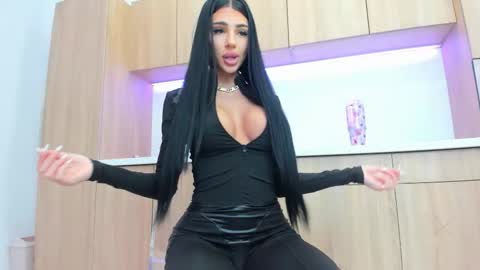 Snapshot of britney_charm chatting on February 7, 7:56 am britney_charm online show from February 7, 7:56 am