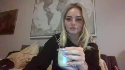 Snapshot of britneycherry08 chatting on June 29, 3:35 am britneycherry08 online show from June 29, 3:35 am