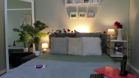 Snapshot of britneyjoness chatting on July 7, 9:35 am BrittneyJones online show from July 7, 9:35 am