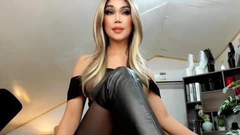 Brooke Shimmers IG online show from October 4, 5:33 pm