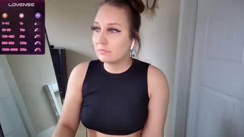 Snapshot of brookebee27 chatting on December 8, 7:43 pm brookebee online show from December 8, 7:43 pm