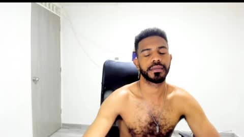 bruce_1111 online show from April 8, 3:34 pm