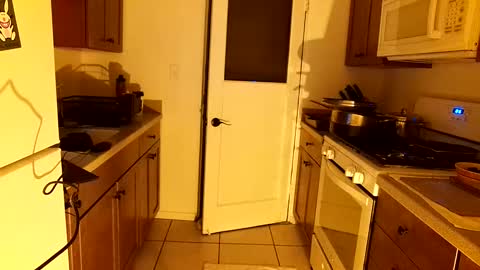 Snapshot of btmcub_sandiego chatting on March 4, 6:15 am bottom freak online show from March 4, 6:15 am