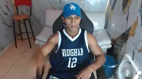 Snapshot of bull_cam chatting on January 18, 4:22 pm bull_cam online show from January 18, 4:22 pm