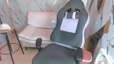 Snapshot of bull_cam chatting on February 4, 2:17 am bull_cam online show from February 4, 2:17 am