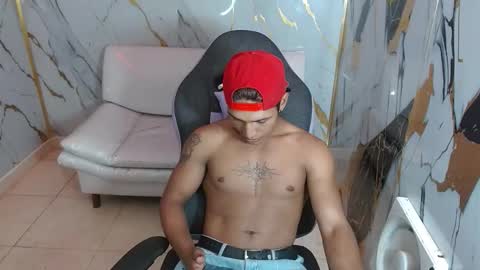 Snapshot of bull_cam chatting on February 5, 2:49 am bull_cam online show from February 5, 2:49 am