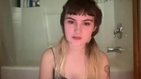 Snapshot of bushbabe3008 chatting on October 22, 10:20 pm esme gray online show from October 22, 10:20 pm