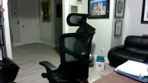 Snapshot of bustinout99 chatting on February 27, 1:48 am afternoon wood online show from February 27, 1:48 am