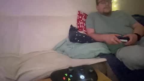 Snapshot of buzzndizzy chatting on December 18, 1:00 am buzzndizzy online show from December 18, 1:00 am