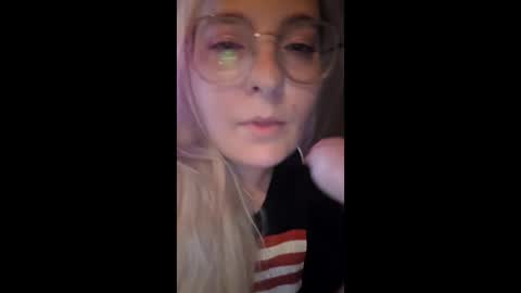 Snapshot of c0ck_queen chatting on June 11, 3:26 am Momuknow online show from June 11, 3:26 am