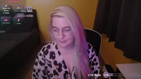 Snapshot of c0ck_queen chatting on June 15, 4:47 am Momuknow online show from June 15, 4:47 am