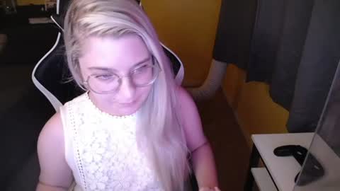 Snapshot of c0ck_queen chatting on June 20, 5:10 am Momuknow online show from June 20, 5:10 am