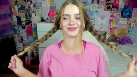 Snapshot of caaandy_girl chatting on September 18, 4:20 pm Emily  online show from September 18, 4:20 pm