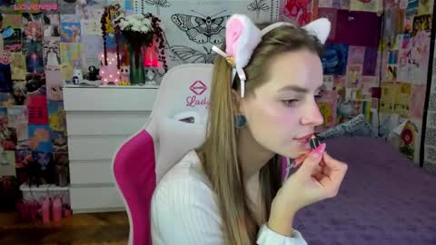 Snapshot of caaandy_girl chatting on October 28, 6:21 pm Emily  online show from October 28, 6:21 pm