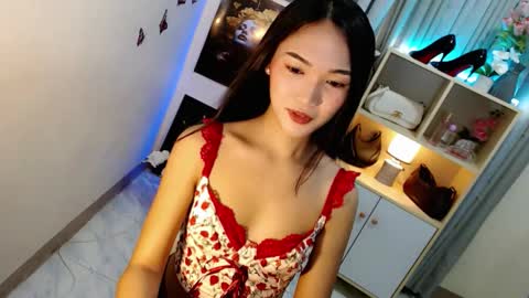 Snapshot of caitlin_x chatting on February 5, 7:29 pm caitlin online show from February 5, 7:29 pm