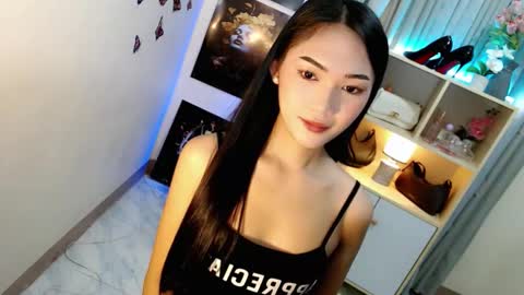 Snapshot of caitlin_x chatting on February 8, 7:17 pm caitlin online show from February 8, 7:17 pm