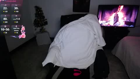 Snapshot of caliope_goddess1 chatting on December 17, 10:12 am caliope_goddess1 online show from December 17, 10:12 am