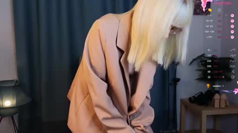 Snapshot of call_me_heaven chatting on February 7, 6:17 am Good girl Ann online show from February 7, 6:17 am