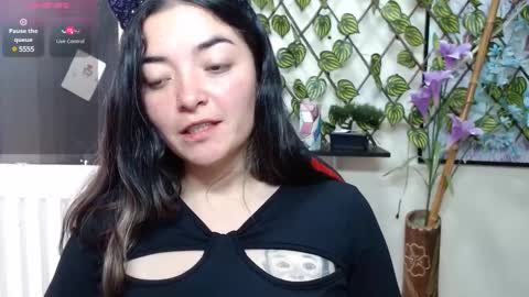 Snapshot of cameliasaenz chatting on December 24, 2:22 pm camelia online show from December 24, 2:22 pm