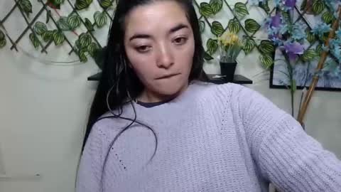 Snapshot of cameliasaenz chatting on January 3, 8:01 pm camelia online show from January 3, 8:01 pm