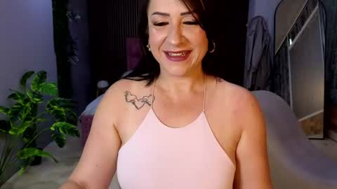 Snapshot of camil_milfdream chatting on June 18, 11:14 am Camil online show from June 18, 11:14 am