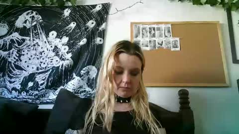 Snapshot of camille_deville chatting on January 22, 12:38 am Camille Deville online show from January 22, 12:38 am